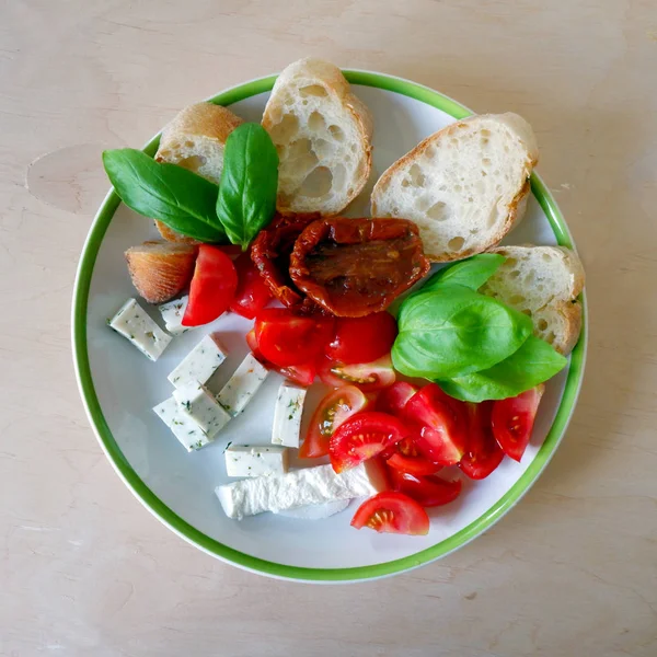 Queso Cabra Tomate Albahaca Fresca Pan Blanco Plato Blanco — Foto de Stock