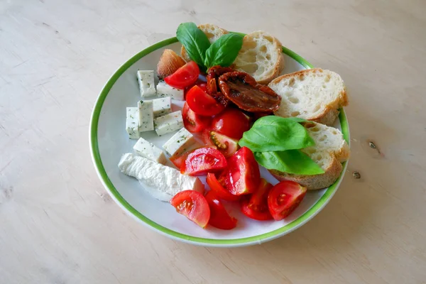 Queijo Cabra Tomate Manjericão Fresco Pão Branco Prato Branco — Fotografia de Stock