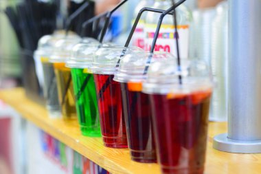 Plastik bardak köpüklü doğal meyve taze limonata sokak gıda Festivali ile