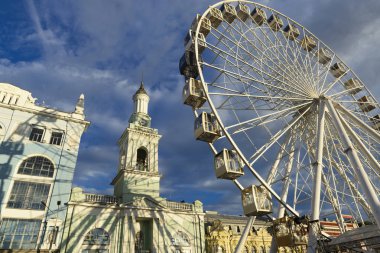 Dönme dolap Kiev şehrin, Ukrayna eski kesiminde. Yaz turistik