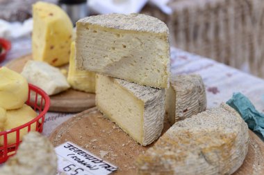 Ev yapımı chevre peynir masada başkanları. Sokak gıda Fuarı