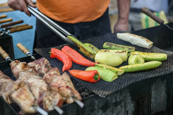 Cozinheiro Faz Legumes Grelhados Carne Festival Comida Rua Foco Vegetais — Fotografia de Stock