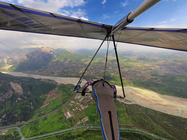 Statečný Extrémní Závěsný Kluzák Pilot Letí Vysoko Nad Údolím Řeky — Stock fotografie