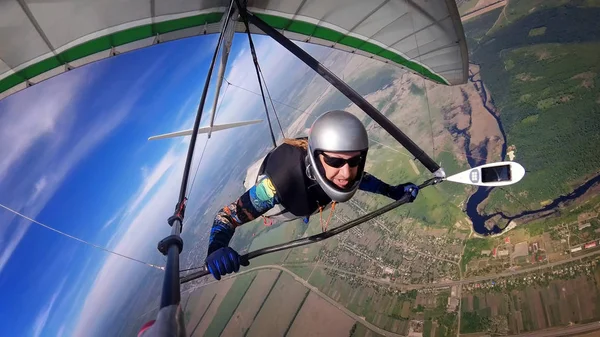 Dzielny Hang Glider Pilota Wznieść Się Wysoko Nad Terenem Selfie — Zdjęcie stockowe