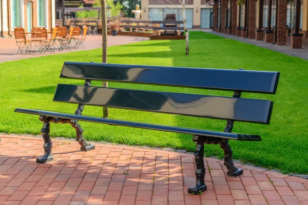 Leeg Bankje Een Stad Straat Rust Zonnige Zomer — Stockfoto