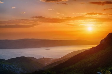 Hırvatistan Adriyatik Denizi kıyısında güzel bir günbatımı manzara