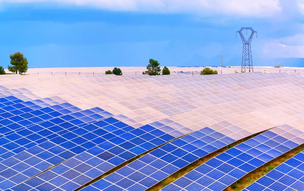 Solarkraftwerk Und Stromleitungen Auf Dem Hochplateau Der Provence Frankreich Saubere — Stockfoto