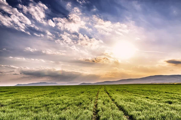 Dramática Puesta Sol Con Tierra Camino Rural Colinas Brumosas Horizonte — Foto de Stock