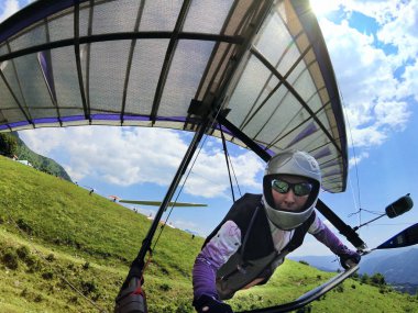 Kadın hang glider pilot hemen sonra kalkış Sloven Alpleri'nde 
