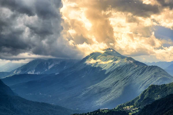 Schöner Abend Den Almbergen Mit Dicken Gewitterwolken — Stockfoto