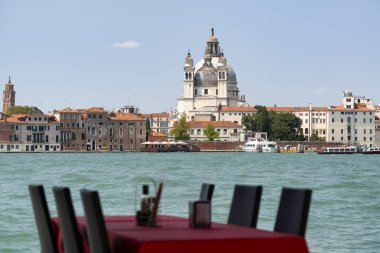 Tabloda değil odak ile Venedik bir restorana Katedrali ünlü üzerinde göster