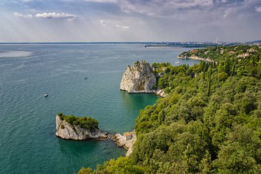Zümrüt suların Adriyatik Denizi sahil yakınındaki Duino, Trieste Körfezi, İtalya