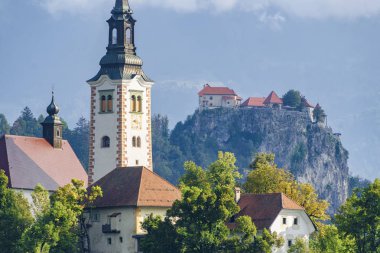 Bled kilise çan kulesi ve kale yakın çekim shot. Slovenya