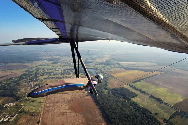 용감한 극단적인 행글라이더 조종사 비행의 빠르고 카메라와 날개에서 가져온 — 스톡 사진