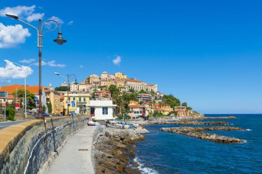 Güzel renkli antik Bizanslılar kasaba tepedeki. Imperia, İtalya, Europe