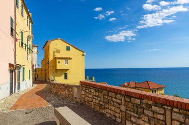 Derin mavi gökyüzü ve denizin arka planda ile Bizanslılar kenti renkli sokaklarında. Imperia, İtalya, Europe