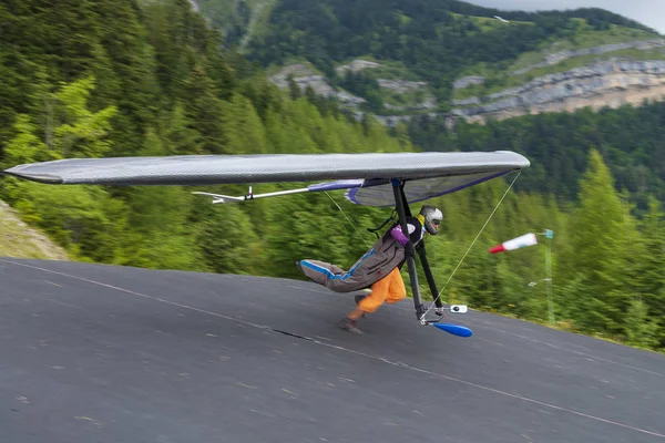 Hang Glider Pilota Jego Skrzydła Działa Szybko Wzgórza Zdjęcie Motion — Zdjęcie stockowe