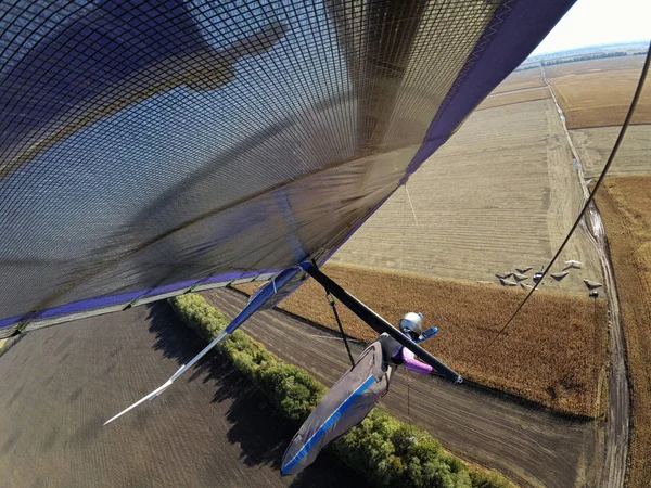 용감한 극단적인 행글라이더 조종사가 카메라와 찍은을 비행의 Selfie — 스톡 사진