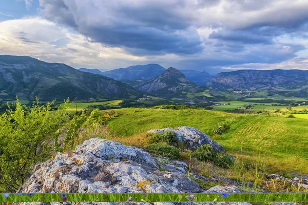 Paisagem Alpina Colorida Com Vale Verde Montanhas Céus Nublados Provence — Fotografia de Stock