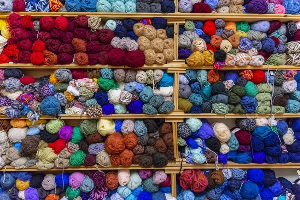 Bunte Wollspulen Auf Einem Regal — Stockfoto