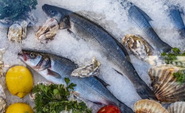 Buz üzerinde taze deniz ürünleri. İtalya pazarı