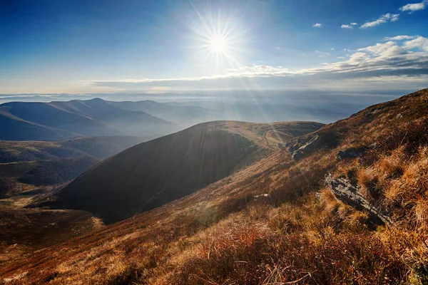 Élénk Sunrise Magas Hegyekben Gyönyörű Őszi Alpesi Táj — Stock Fotó