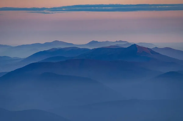 Schöne Morgendliche Alpine Landschaft Mit Tonaler Perspektive Ponk Und Blaue — Stockfoto