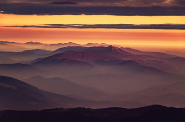 Renkli sabah şaşırtıcı pembe tonalite dağ görünümünde. Sunrise Karpat Dağları yüksek