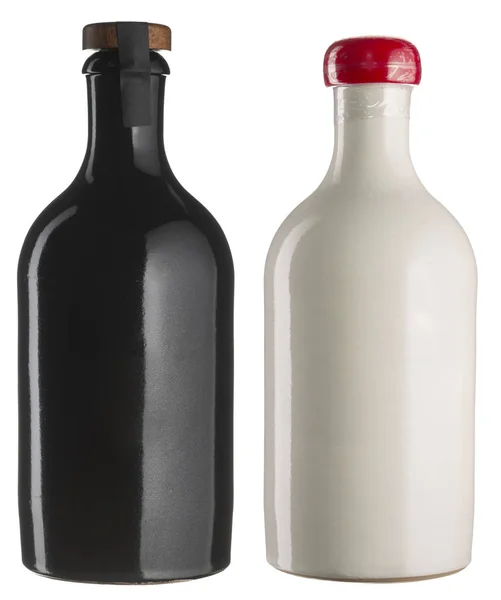 Kaksi Sinetöityä Oliiviöljypulloa Joissa Ole Valkoisia Etikettejä Kaksi Mustavalkoista Pulloa — kuvapankkivalokuva