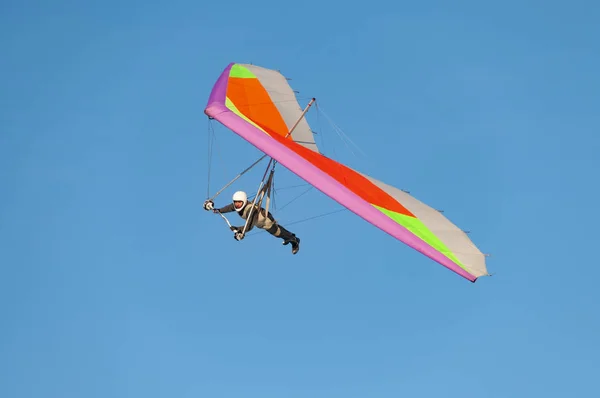 Hangen Zweefvliegtuig Piloot Vliegen Zijn Heldere Kite Vleugel Leren Van — Stockfoto