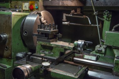 Eski büyük torna tesviye atölyesinde dönüm. Sanayi çalışma.