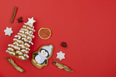 Gingerbread Noel ağacı ve diğer tatlılar kopya alanı kırmızı zemin üzerine