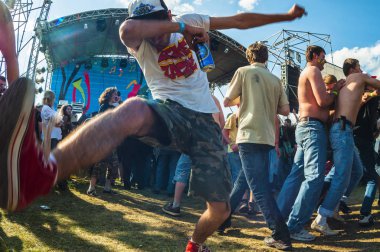 2009-06-06, Kiev, Ukrayna. Yong insanlar Chaika Rock Festivali sırasında çarp. Kenarlıklar kavramı dışında.
