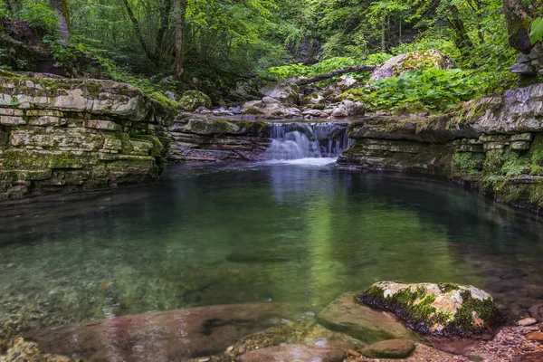 Güzel Şelale Ormanın Derinliklerinde Slovenya Europe Triglav Ulusal Parkı — Stok fotoğraf