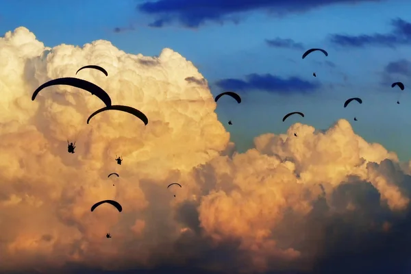 Skock Paragliders Flyga Med Gigantiska Moln Bakgrunden Skärmflygning Konkurrens — Stockfoto