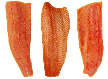 Taze somon fileto parçaları üzerinde beyaz izole kümesi. Sağlıklı deniz ürünleri