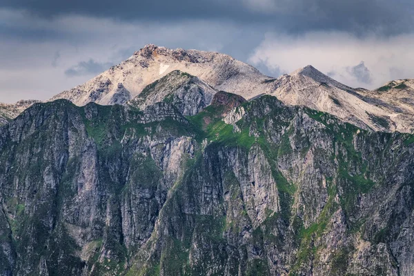 尖锐的岩石和山峰 朱利安阿尔卑斯山风景在斯洛文尼亚 — 图库照片