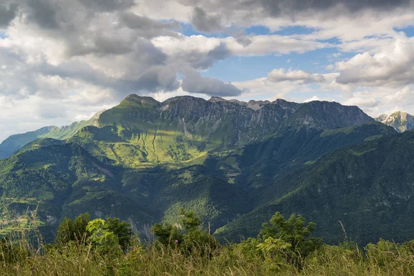 Wysoki Grzbiet Ostre Skały Zielonych Wzgórz Oświetlone Przez Słońce Zachód — Zdjęcie stockowe