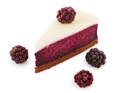 Beyaz arka plan üzerinde izole çilek ile blackberry peynirli kek lezzetli parça