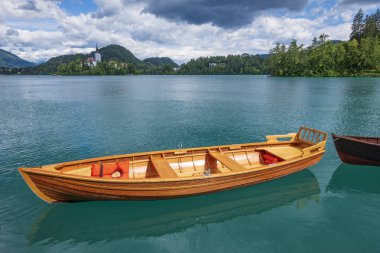 Bir Bled Gölü - Slovenya, Europe ünlü turizm teknede kira tahta