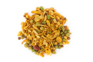 Masala aperatifler üzerinde beyaz izole baharatlı. Baharatlı Asya gıda. Fried tatlı ve baharatlı karışımı Bakliyat, hububat, fıstık, Kuru meyve ve patates sopa.