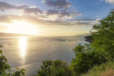 Deniz kıyısında canlı gün batımı. Hırvatistan, Avrupa - popüler turizm yaz aylarında