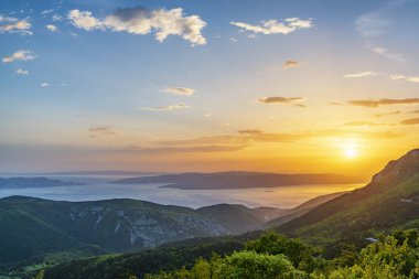 Adriyatik Denizi renkli günbatımında. Hırvatistan - Avrupa'nın popüler yaz seyahat hedef