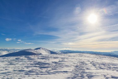 Güzel kış alp manzara dağ üstüne. Derin kar ve açık mavi gökyüzü.