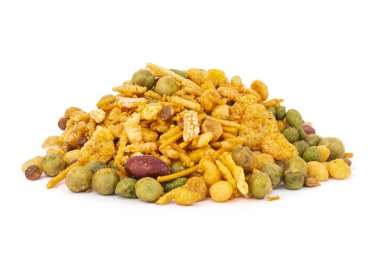 Baharatlı masala aperatifler üzerinde beyaz izole avuç. Baharatlı Asya gıda. Fried tatlı ve baharatlı karışımı Bakliyat, hububat, fıstık, Kuru meyve ve patates sopa.
