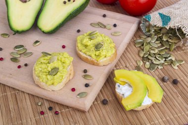 Avokado tost, tohum ve sebze vejetaryen kahvaltı yemek