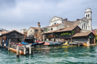 Eski gondol onarım bahçede Squero de San Trovaso. Tekne onarım dock Venedik, İtalya. Retro stilize fotoğraf