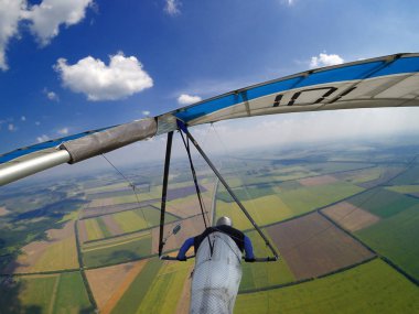 Hang glider pilot sinek üzerinde sonsuz yeşil alanlar yüksek. Aşırı spor hava fotoğrafı