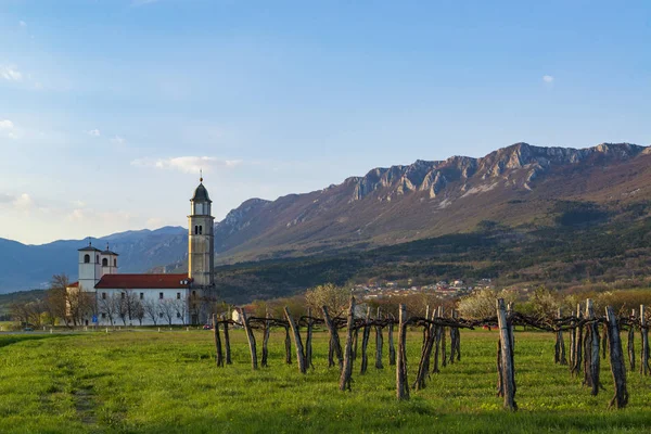 美しい夜の田園地帯は ブドウ園 教会の背景に山と風景します Vipava バレー スロベニア — ストック写真