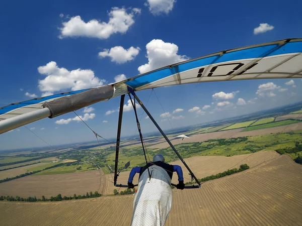 Závěsný Kluzák Pilot Létat Vysoko Nad Terénem Akční Záběr Extrémního — Stock fotografie